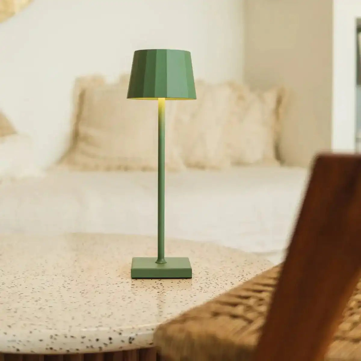 William Sage Green Wiederaufladbare Tischlampe – USB-C, dimmbar, 120-Stunden-Akku