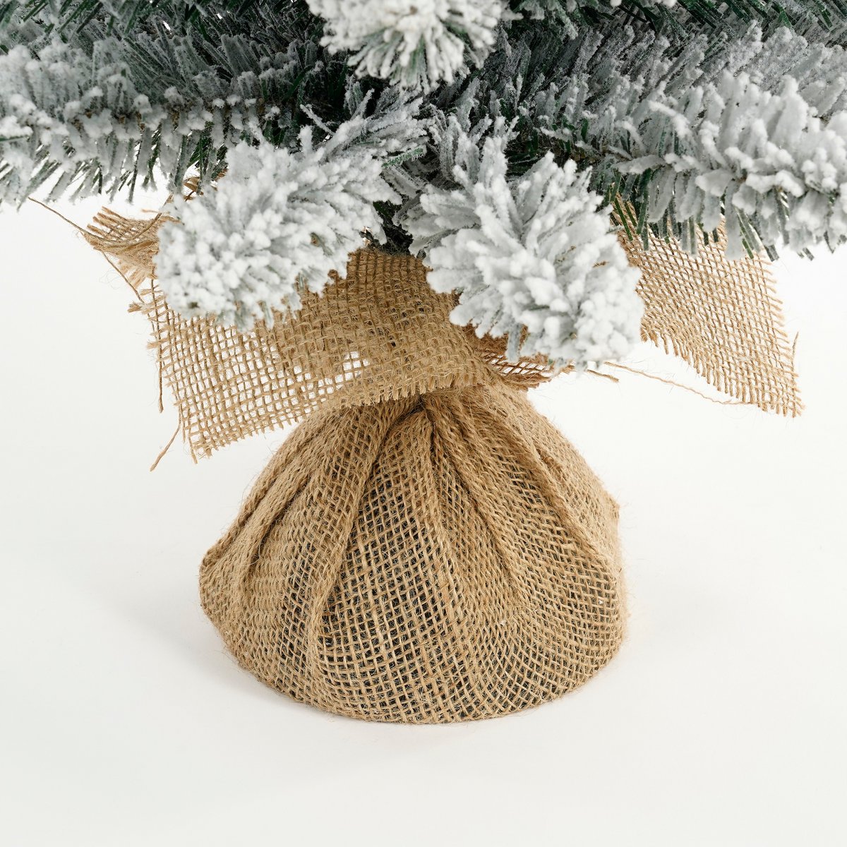 Schmaler künstlicher Weihnachtsbaum von Gerlos aus Jute – H120 x Ø51 cm – Grün gefrostet