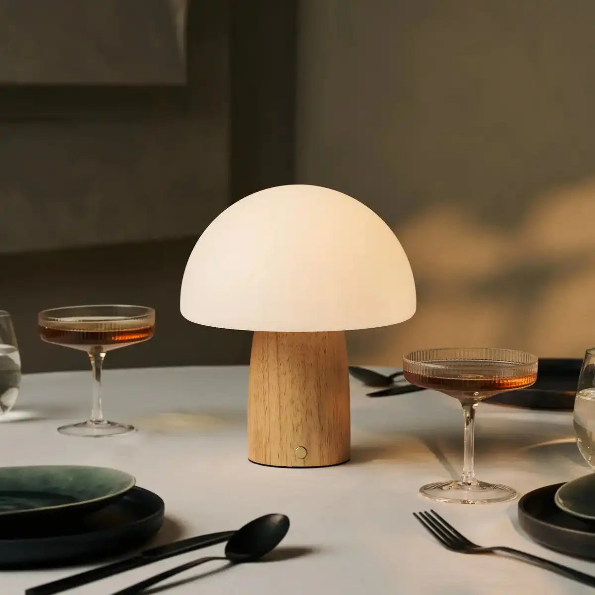Mia hellbraun stilvolle Holztischlampe mit Dimmer - Holz, funktional und subtil