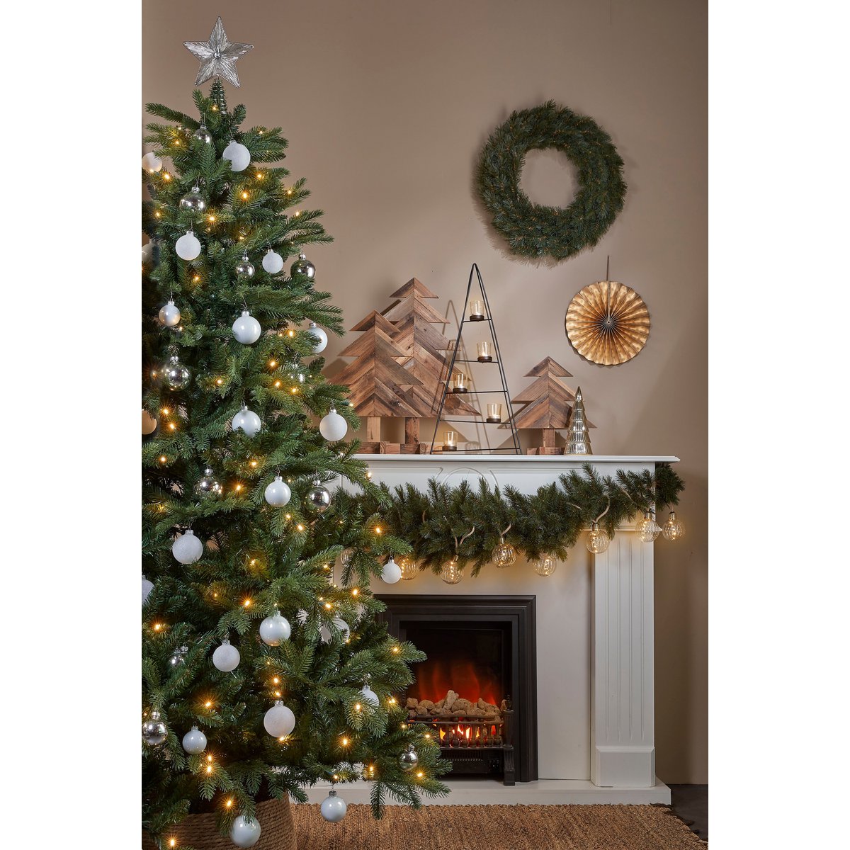 Künstlicher Weihnachtsbaum mit LED-Beleuchtung – H155 x Ø107 cm – Grün