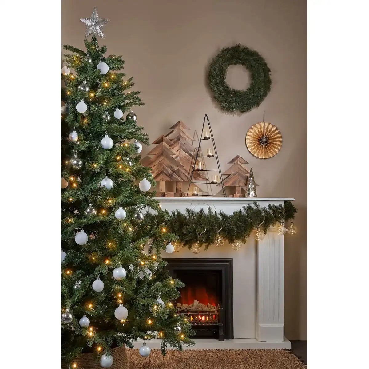 Künstlicher Weihnachtsbaum mit LED-Beleuchtung – H155 x Ø107 cm – Grün