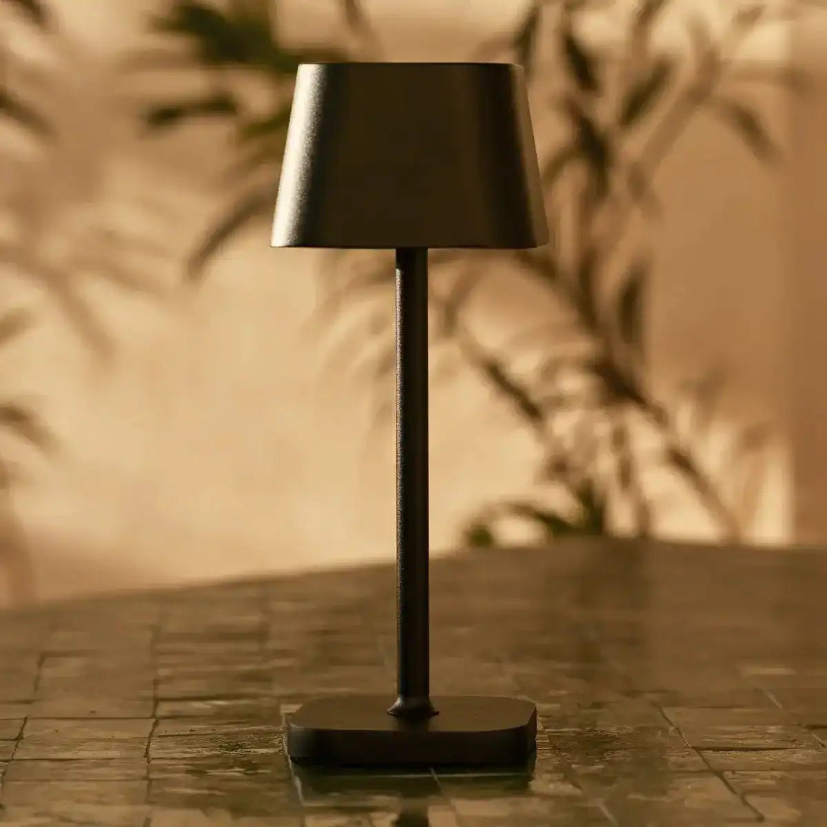 Ava Black wiederaufladbare Tischlampe | Schlanke kabellose Beleuchtungslösung