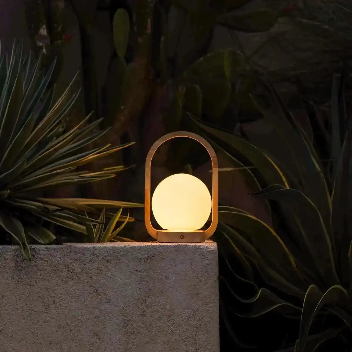 Skye Hellbraune kabellose Holzlampe | Wiederaufladbares und dimmbares Design