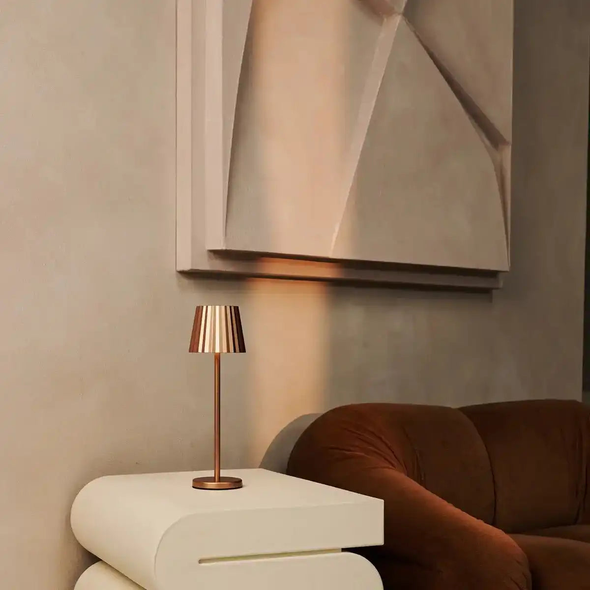 Maya Copper Rippen -Tischlampe aus Eisen - dimmbare Lampe und 3 Lichtmodi, wiederaufladbar über drahtlose Ladestation