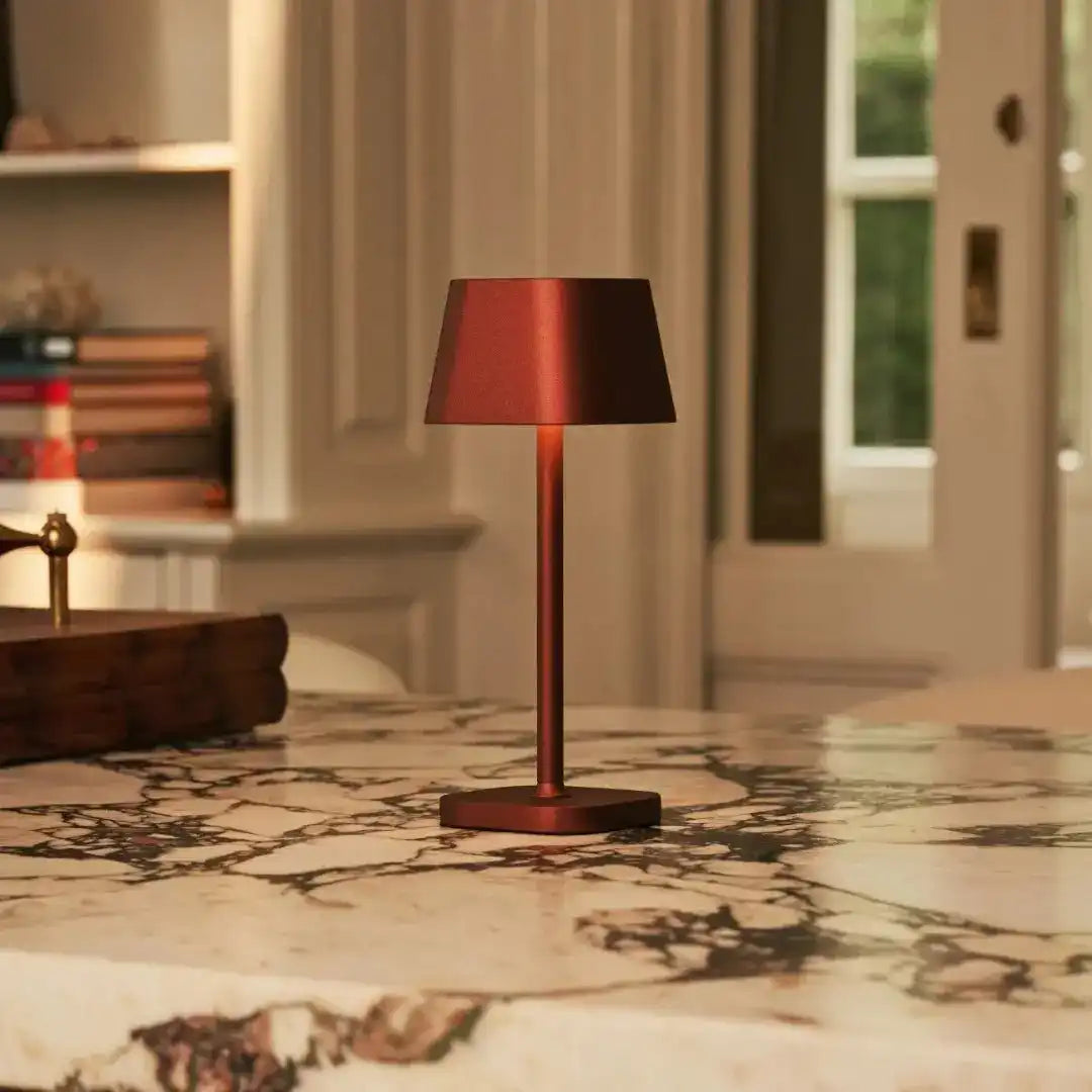 AVA Bronze - wiederaufladbare Tischlampe | Stilvoll, schnurlos und dimmbar