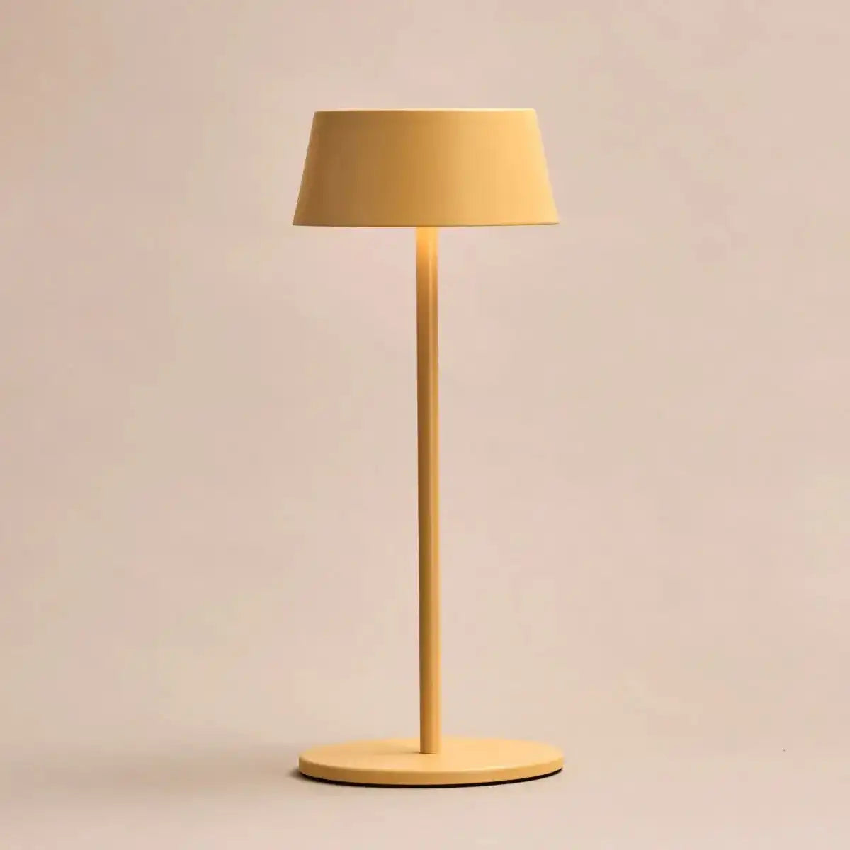 Hugo Amber Yellow Wiederaufladbare Tischlampe aus Eisen – dimmbar, stilvoll und kabellos