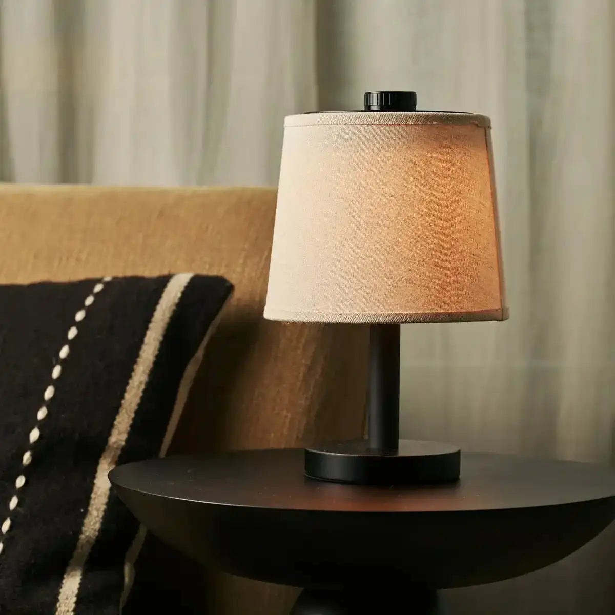 Rover Schwarze Holzlampe - wiederaufladbar, schnurlos und dimmbarer Schatten