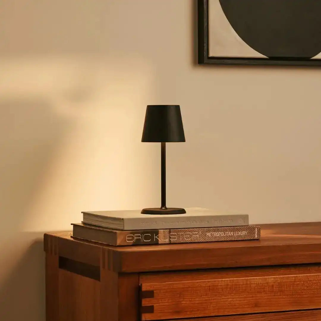James Black wiederaufladbare Tischlampe aus Eisen – kabellos, dimmbar und elegant