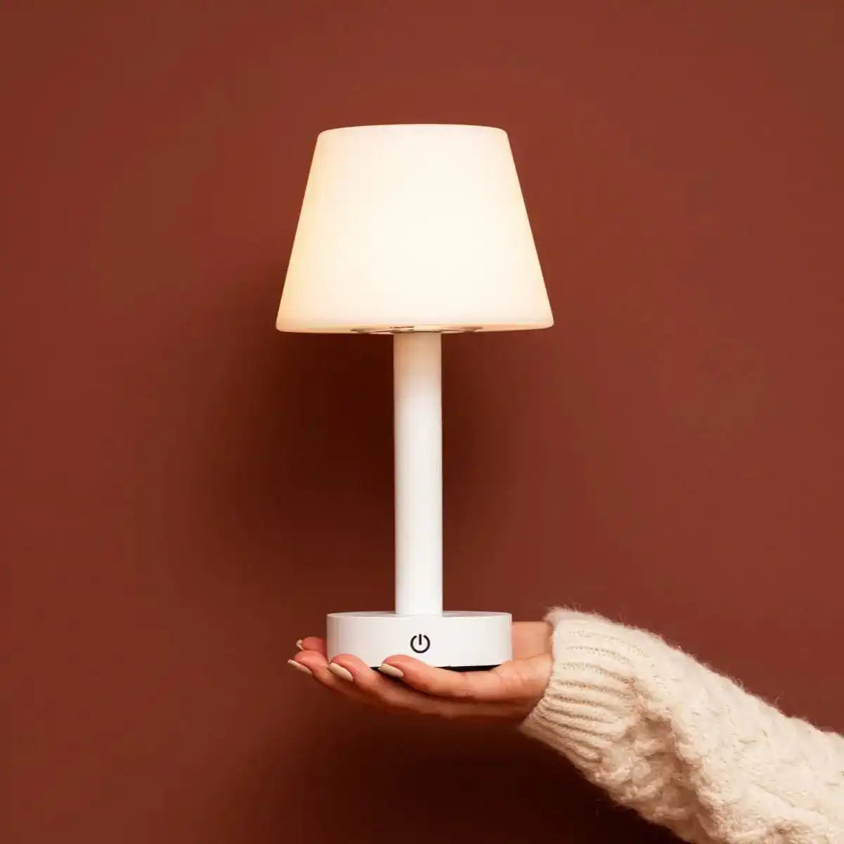 Zoë Weiße wiederaufladbare Tischlampe aus Holz | Kabellos, dimmbar, USB-C, 80-Stunden-Akku