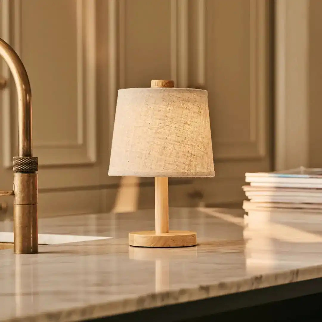 Rover Hellbraune wiederaufladbare Holzlampe | Kabellos, dimmbar mit Stoffschirm