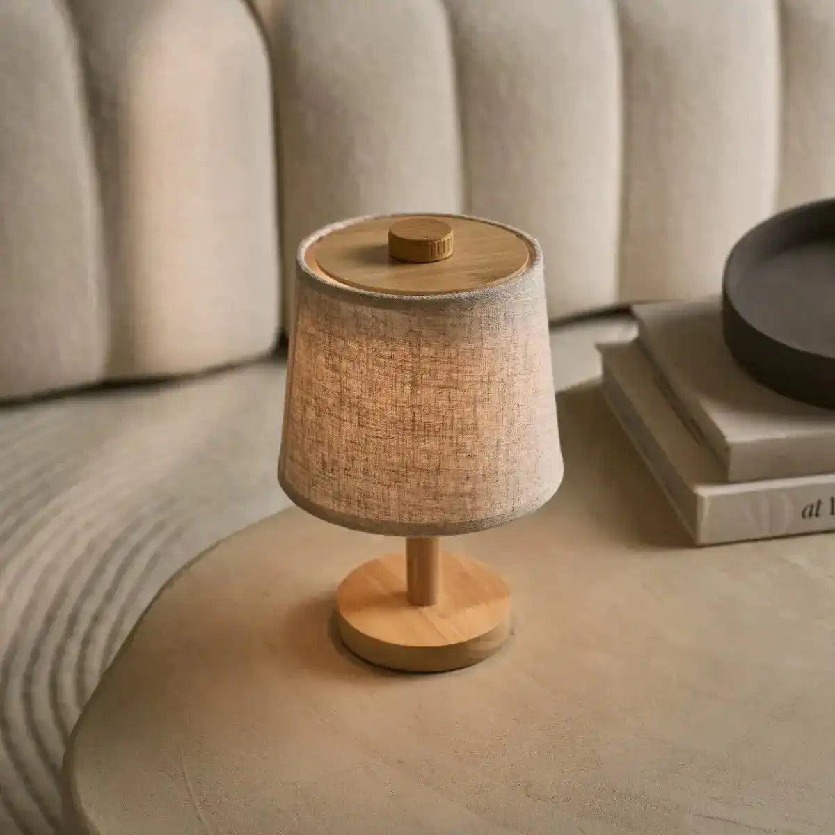 Rover Hellbraune wiederaufladbare Holzlampe | Kabellos, dimmbar mit Stoffschirm