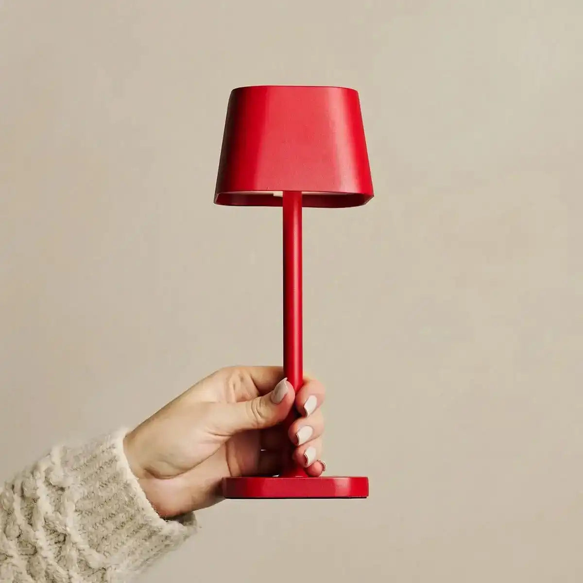 Ava Berry Red wiederaufladbare Tischlampe | Stilvoller, schnurloser Lampe und dimmbar