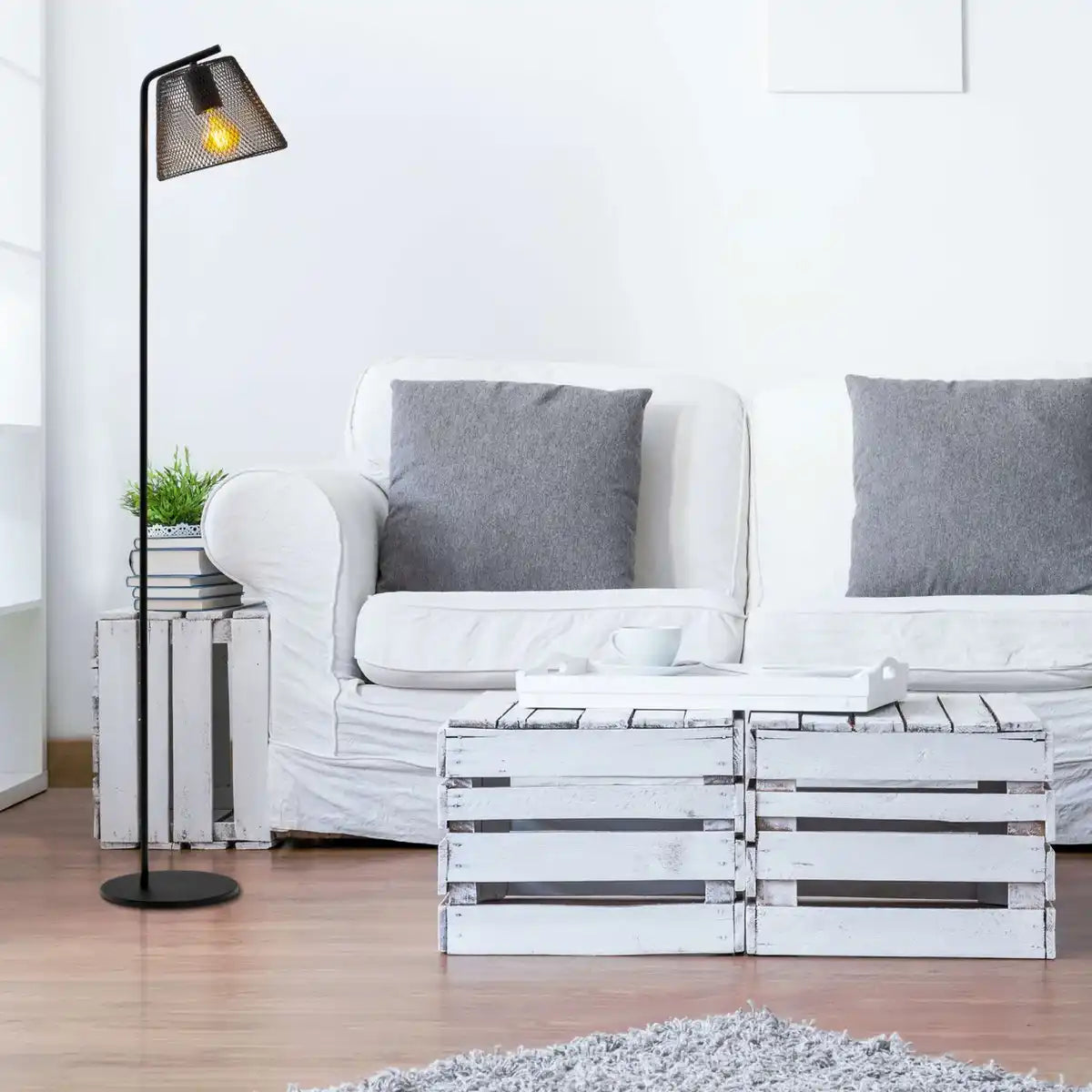 Stehleuchte "KORIE", Stehlampe aus Metall in Schwarz, mit E27-Fassung, 140 cm hoch, für Wohnbereich und Büro.