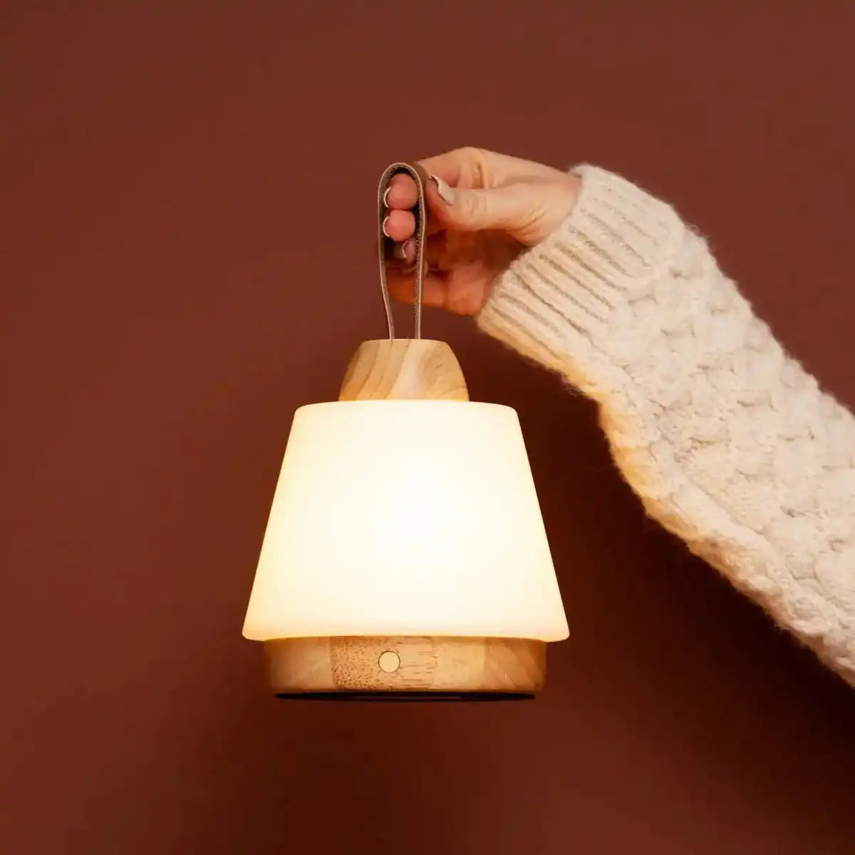 Liv Hellbraune wiederaufladbare Lampe – Lederband, dimmbar, kabellos