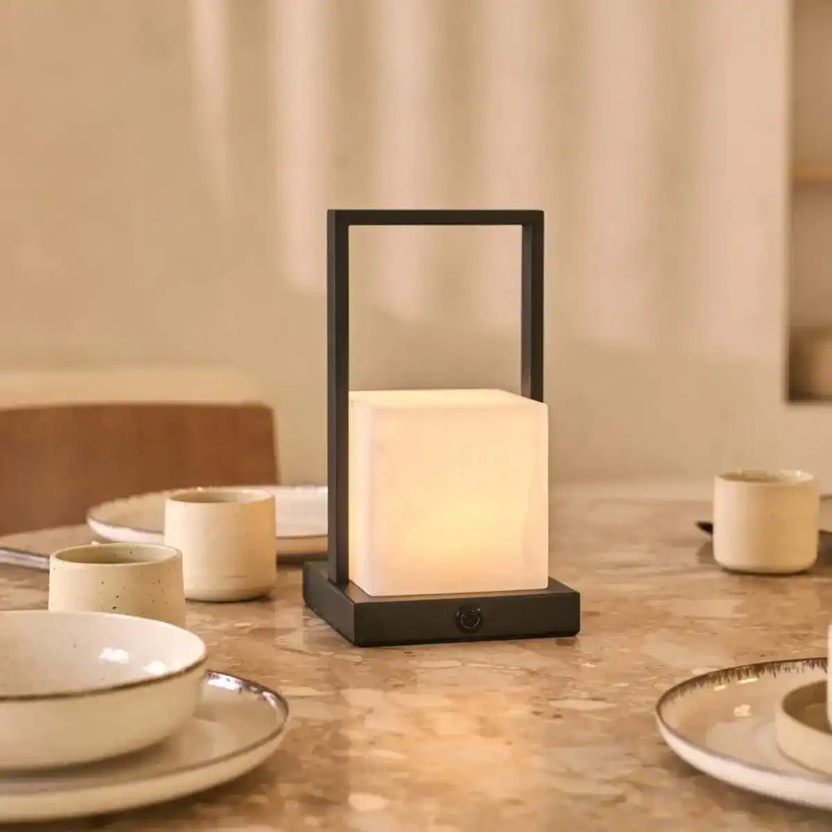 Wiederaufladbare Tischlampe Nola aus Alabaster l Drei Lichtmodi und wiederaufladbar