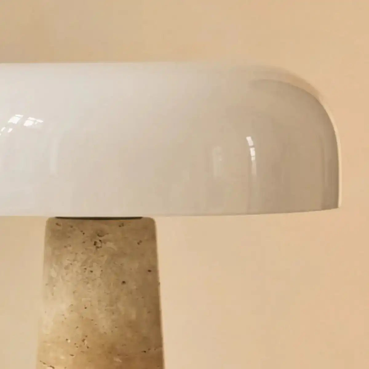 Emily Travertin-Lampe – elegantes handgefertigtes Design mit Glasschirm