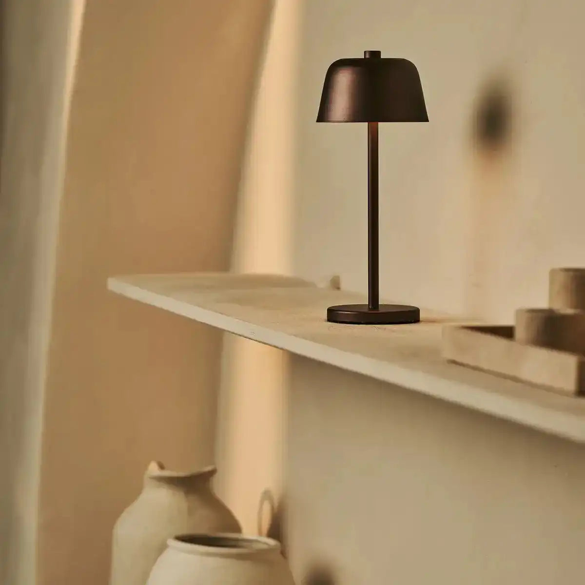 Anton Espresso Brown wiederaufladbare Tischlampe | Stilvolle und schnurlose Beleuchtung