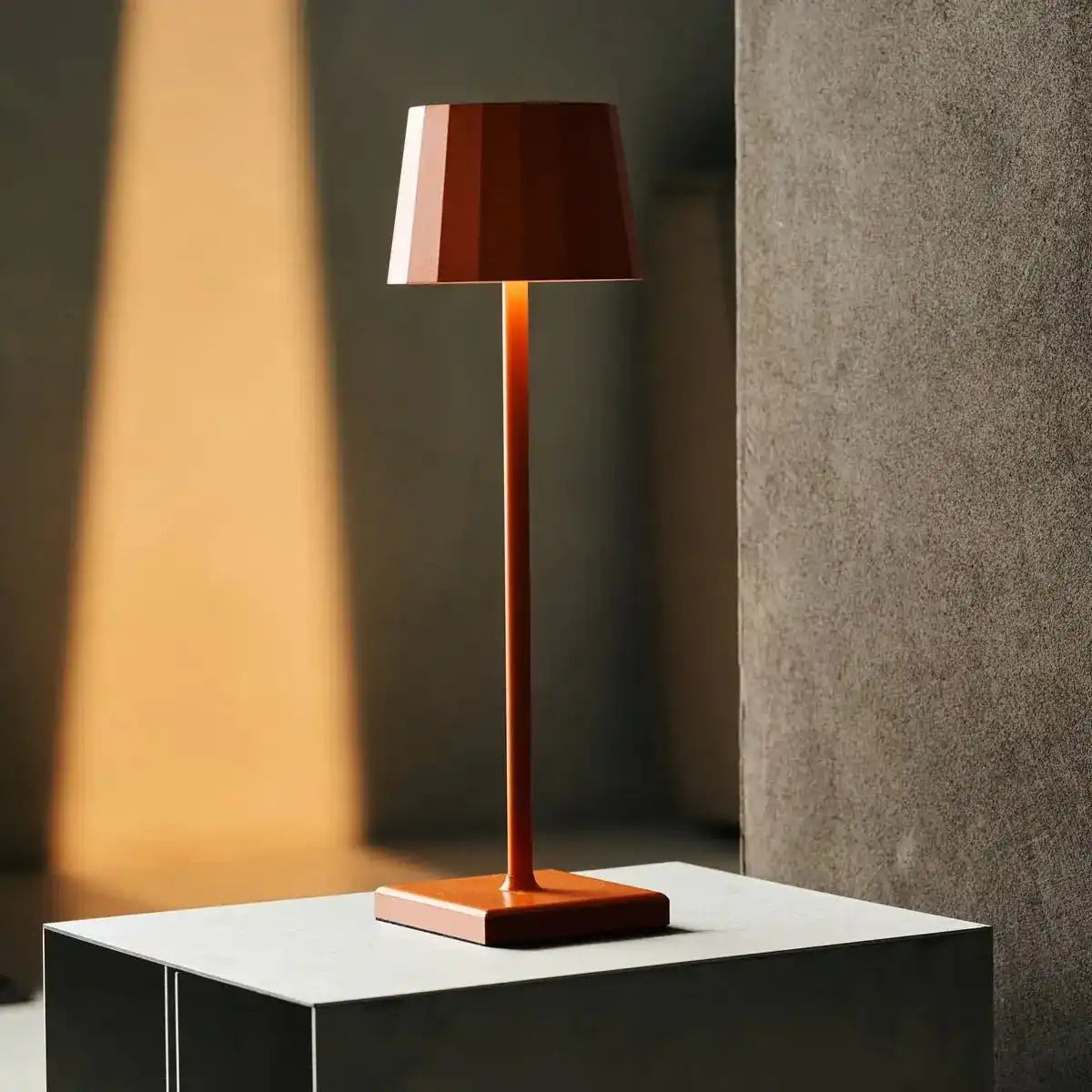 Combi Set Professional-8 x Wouter Blossom Orange wiederaufladbare Tischlampen und 1 x Zentrale Station Wireless Ladestation mit Qi-Technologie