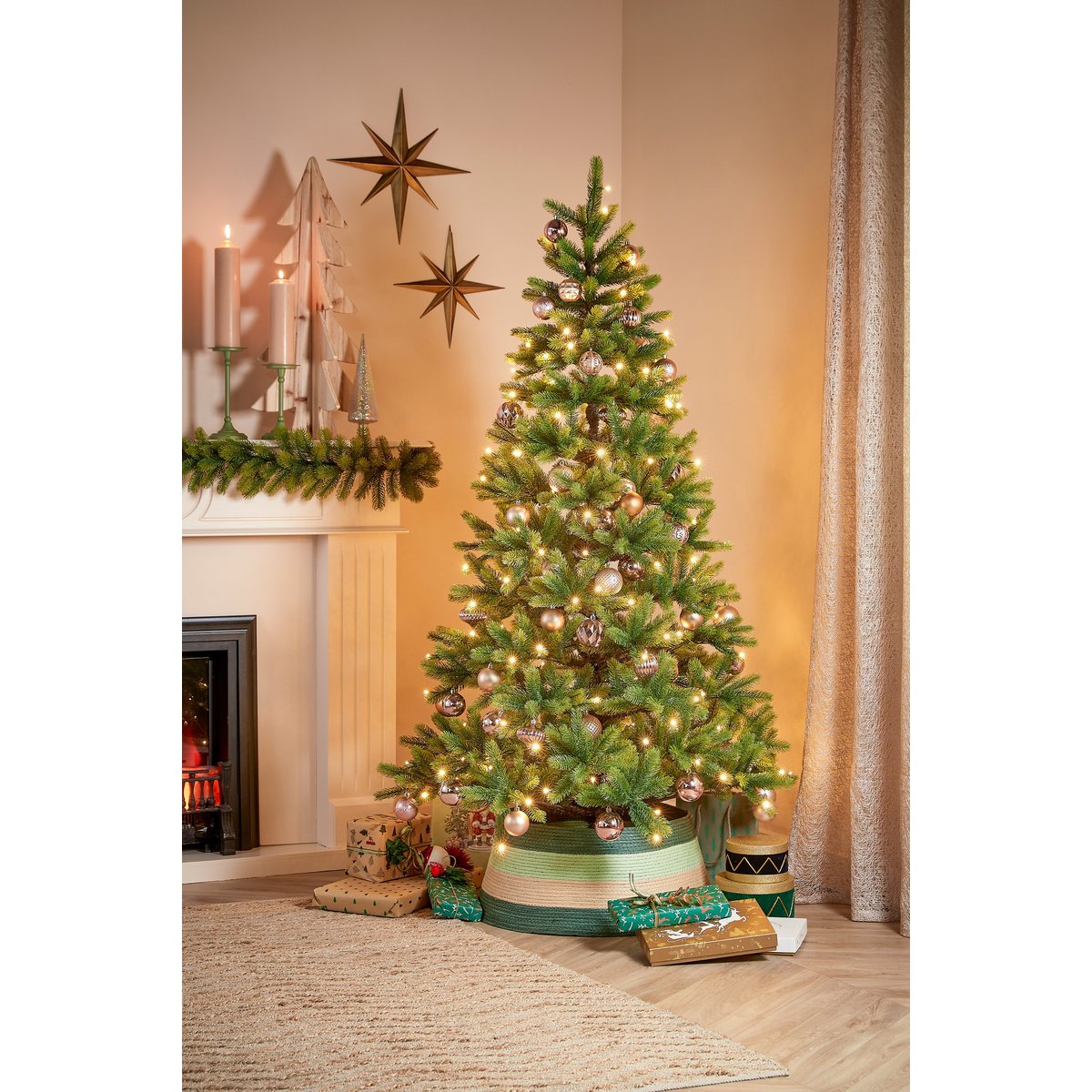 Künstlicher Weihnachtsbaum mit warmweißer LED-Beleuchtung – H240 x Ø138 cm – Grün
