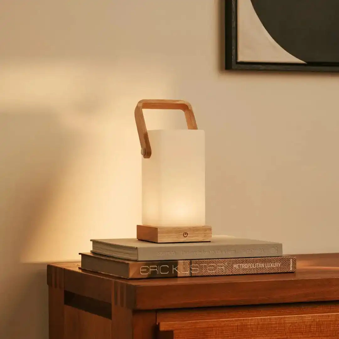Harper Hellbraune Holzlampe – kabellose wiederaufladbare Tischlampe mit Griff
