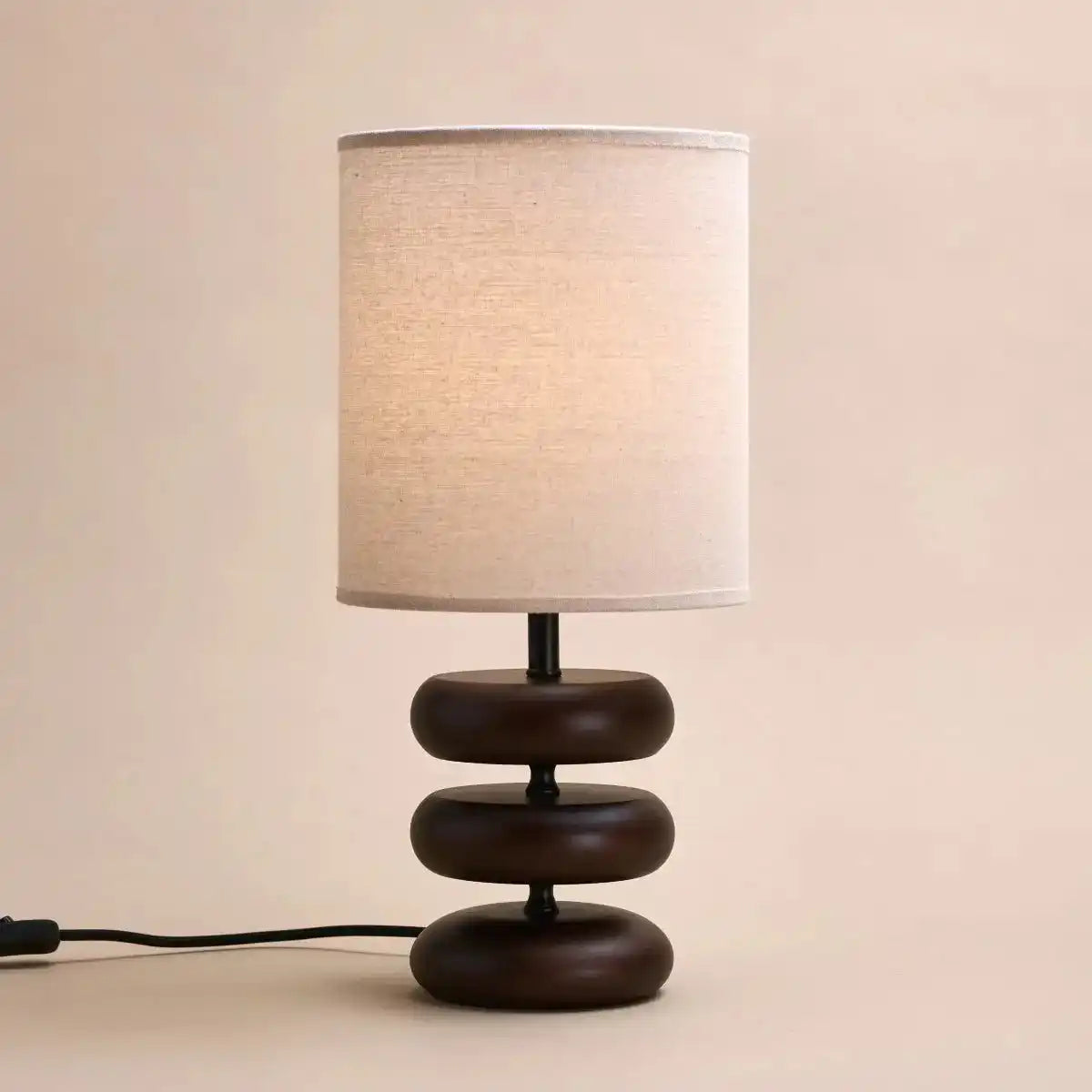 Lara dunkelbraune Holztischlampe mit cremefarbenem Leinenschatten - rustikaler Hausbeleuchtung