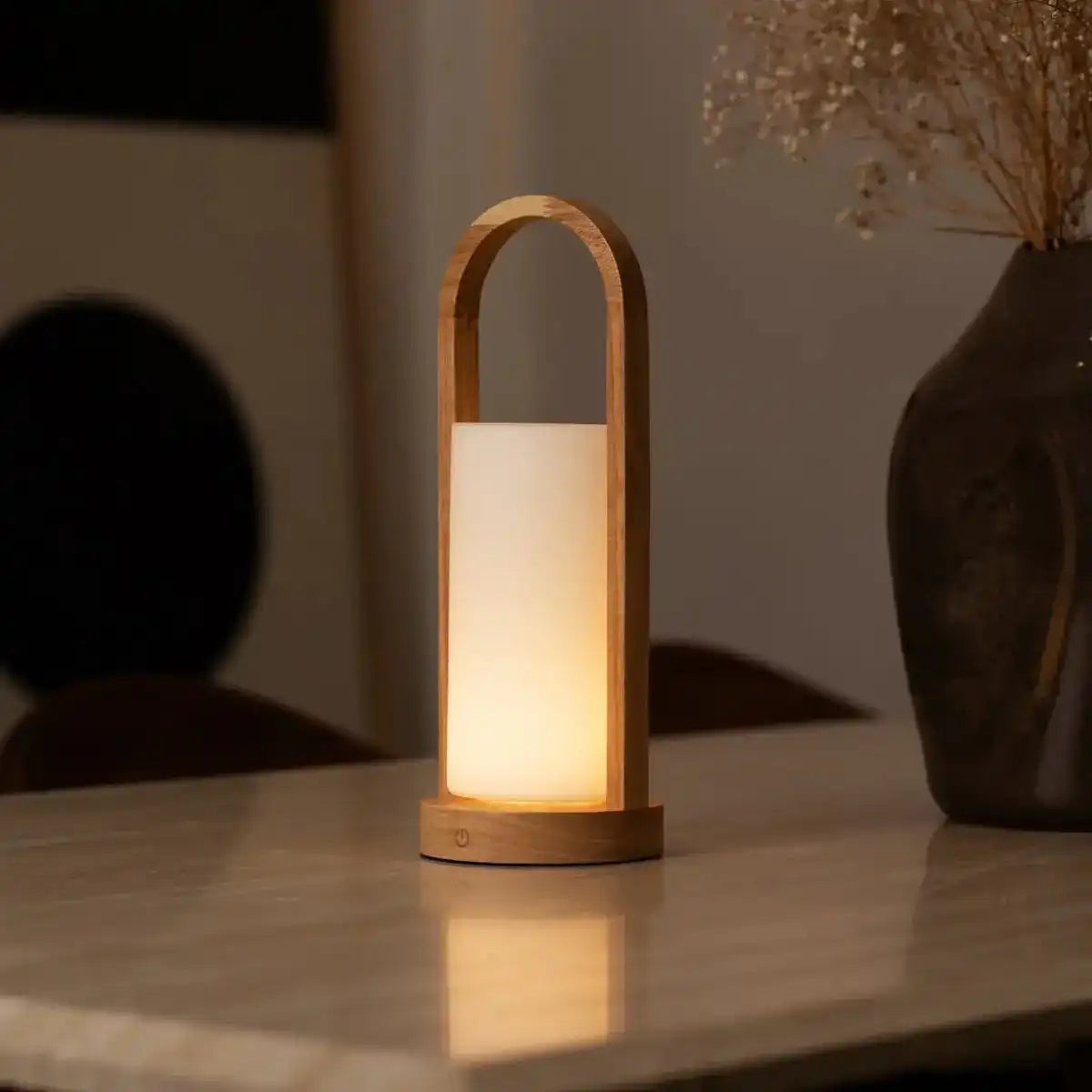 Evie Hellbraune wiederaufladbare Tischlampe aus Holz – dimmbar und kabellos