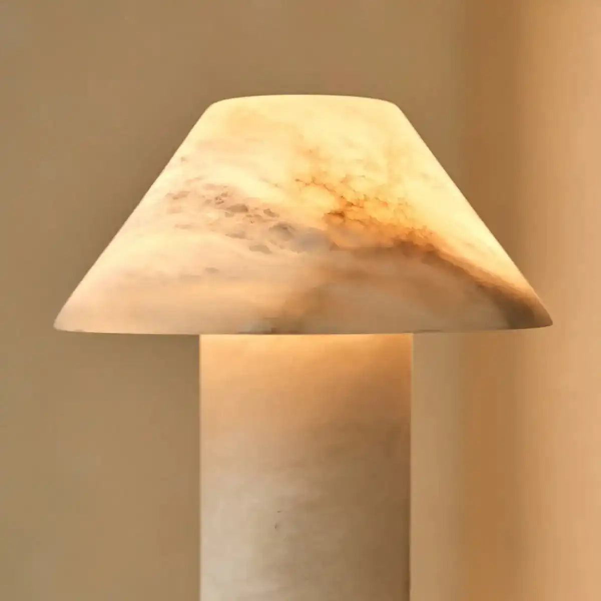 Stilvolle Alabasterlampe Eleonora – handgefertigt, einzigartiges Design mit sanftem Glanz