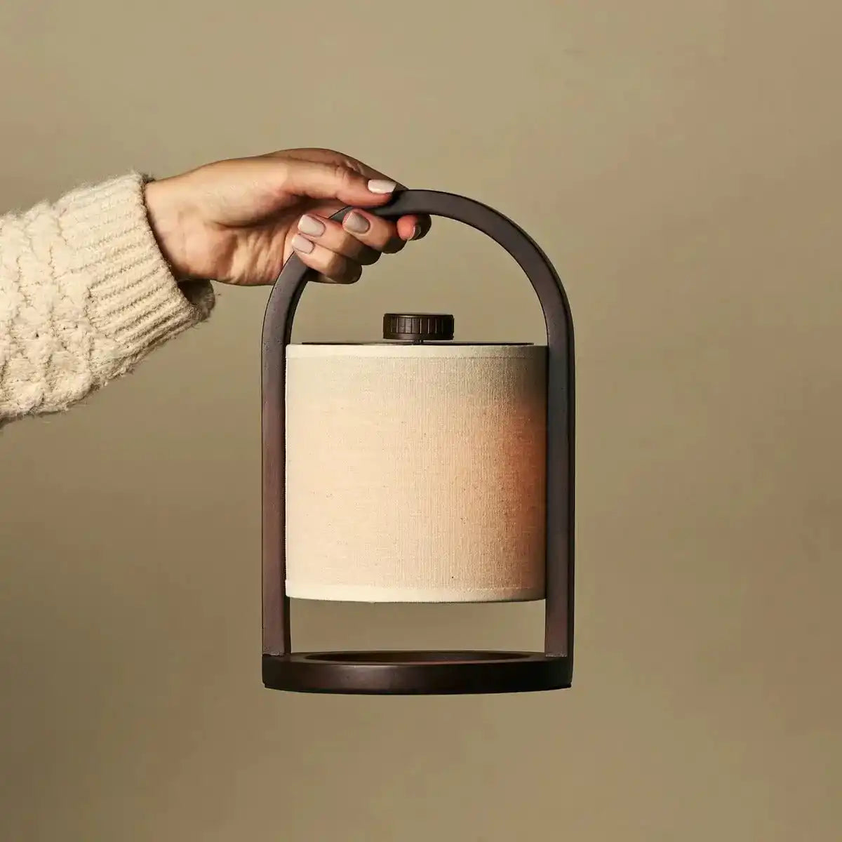 River Dunkelbraune kabellose Holzlampe – wiederaufladbar und dimmbar