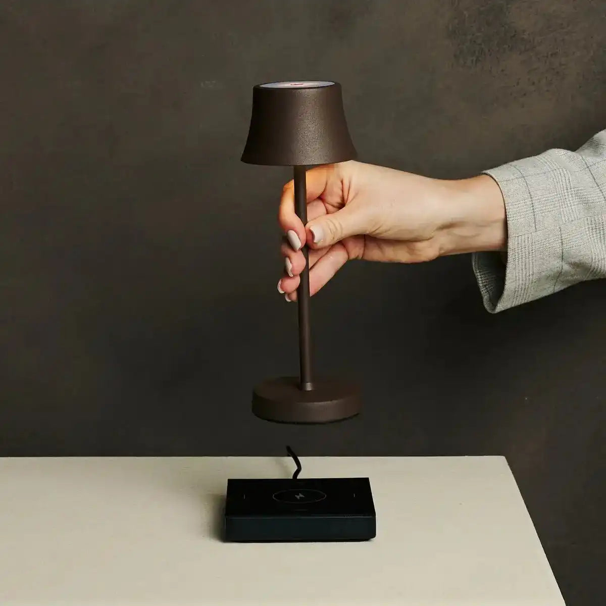 De pijp mini mocha braun wiederaufladbarer Tischlampe - drahtloses Ladung, dimmbare Lampe und 3 Lichtfarben