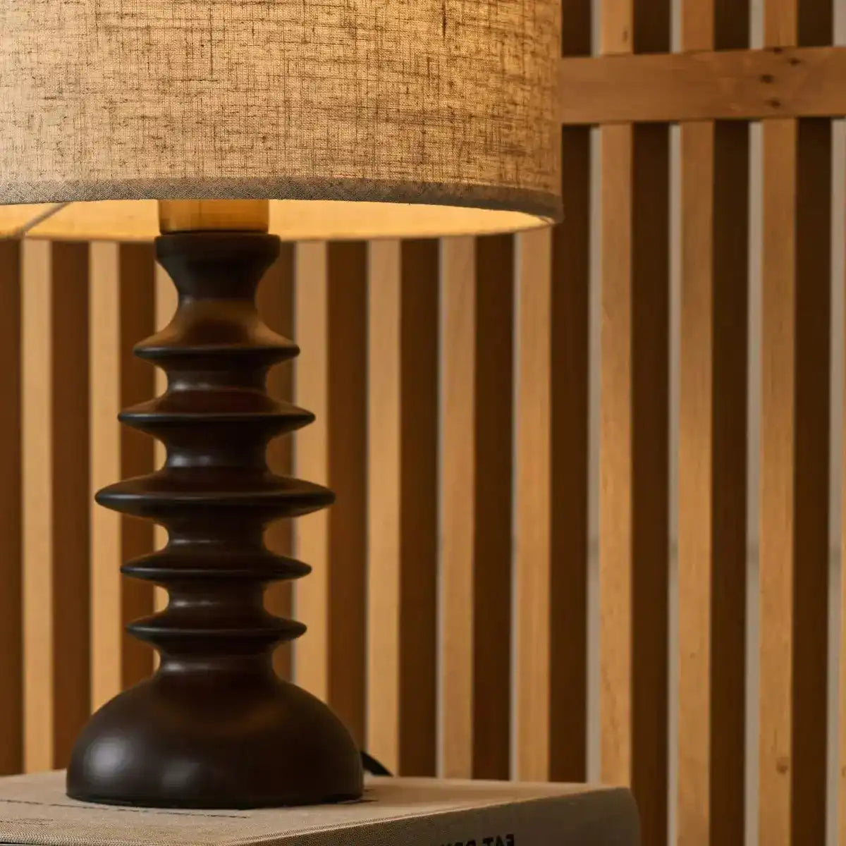 Bodhi Dunkelbraune Holzlampe mit beigem Lampenschirm – Elegante Beleuchtung für jeden Raum