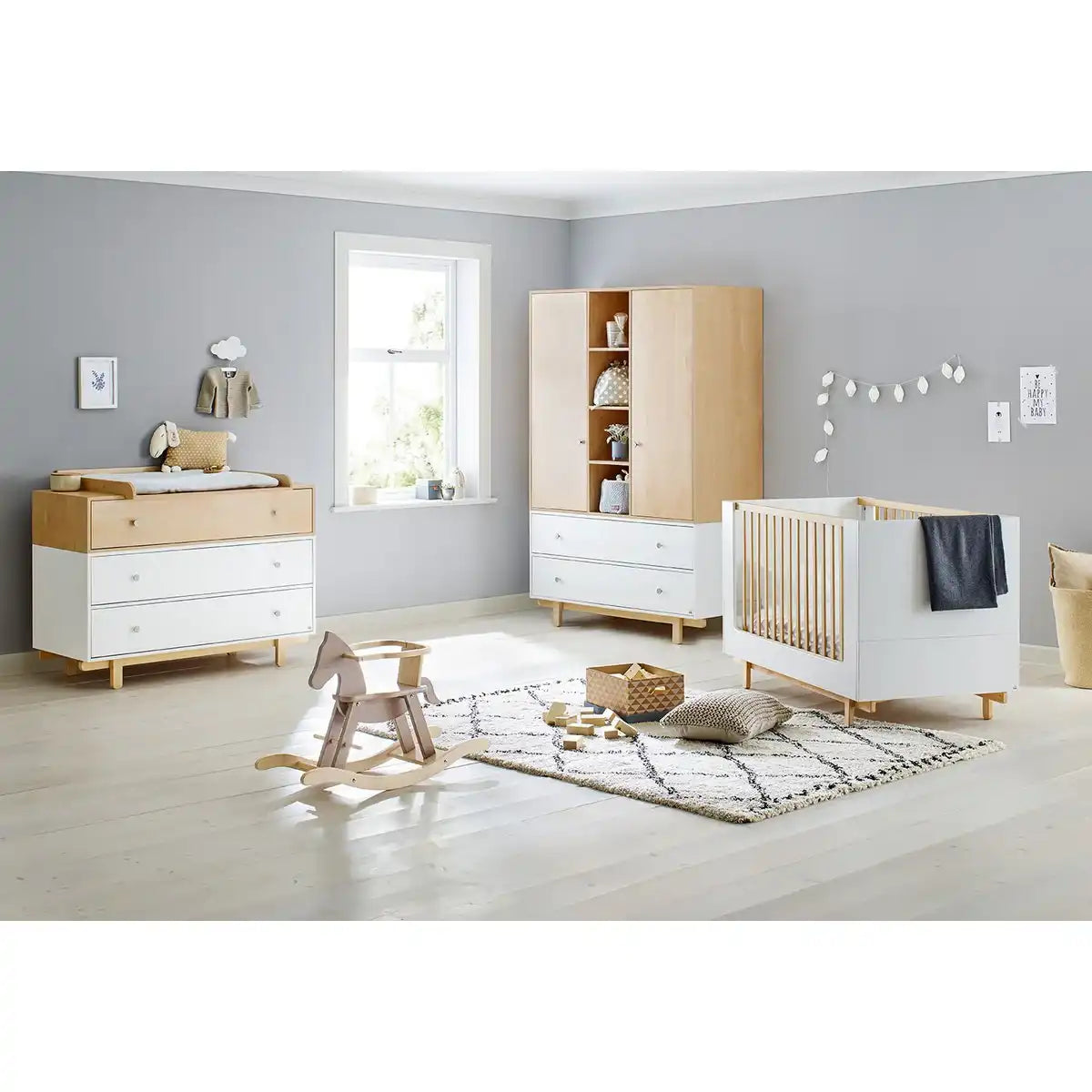 Baumschule 'Boks' breit groß
3-teilig: Kinderbett, breite Wickelkommode, großer Kleiderschrank - HomeDesign Knaus