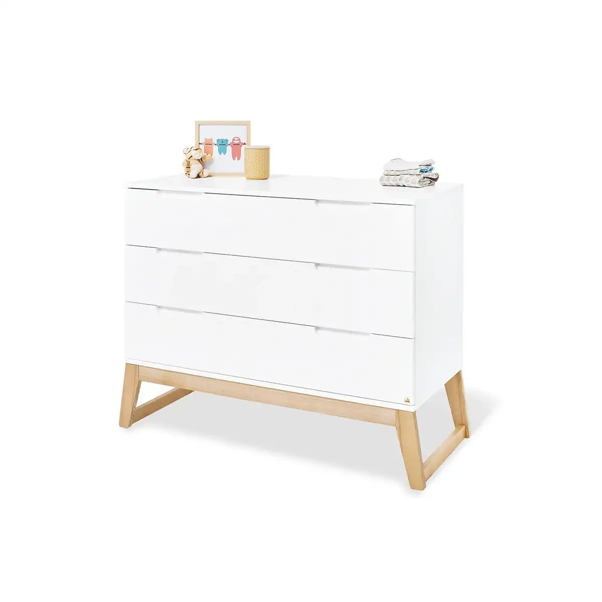 Baumschule 'Bridge' breit
3-teilig: Kinderbett, breite Wickelkommode, 2-türiger Kleiderschrank - HomeDesign Knaus