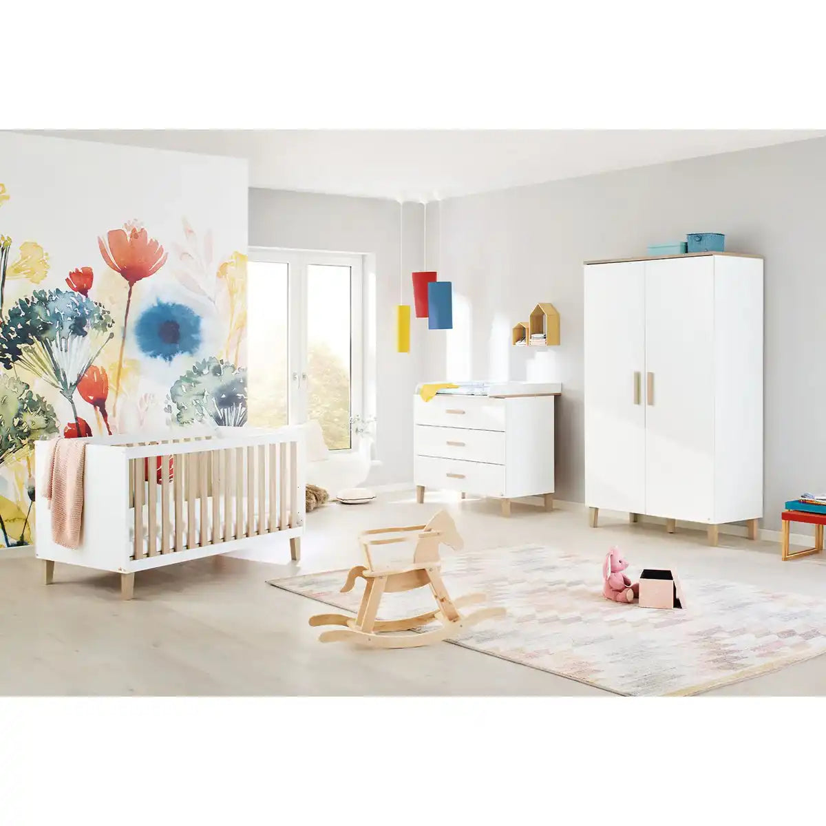 Baumschule 'Lumi' breit
3-teilig: Kinderbett, breite Wickelkommode, 2-türiger Kleiderschrank - HomeDesign Knaus