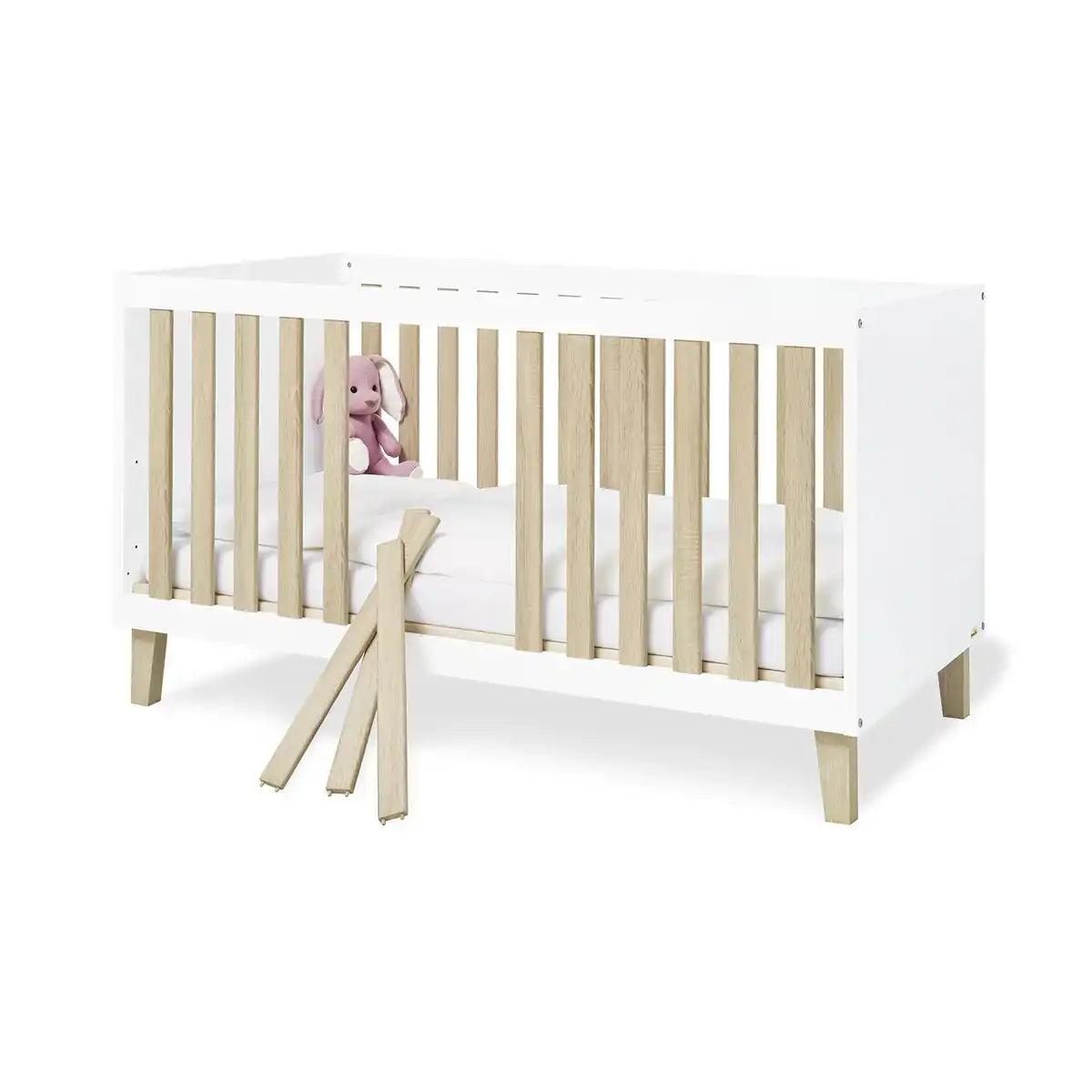 Baumschule 'Lumi' breit groß
3-teilig: Kinderbett, breite Wickelkommode, großer Kleiderschrank - HomeDesign Knaus