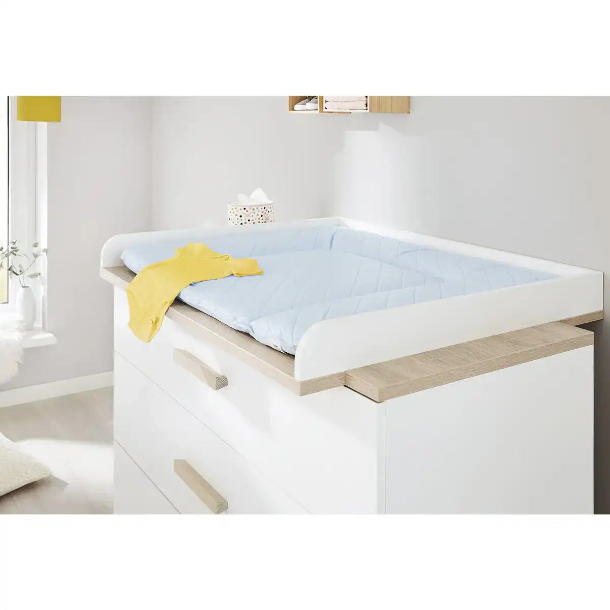 Baumschule 'Lumi' breit groß
3-teilig: Kinderbett, breite Wickelkommode, großer Kleiderschrank - HomeDesign Knaus