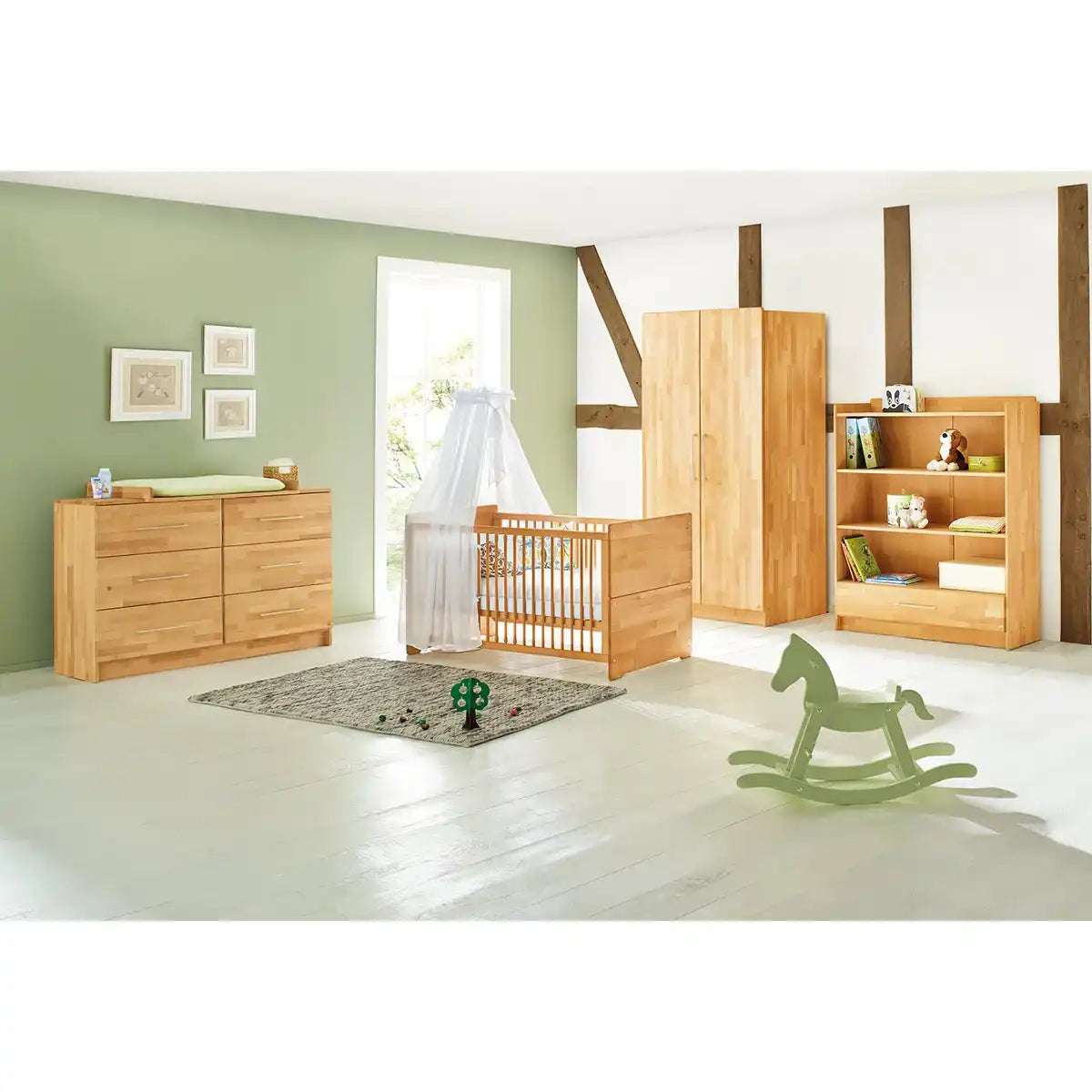 Baumschule 'Natura' extra breit
3-teilig: Kinderbett, extra breite Wickelkommode, 2-türiger Kleiderschrank - HomeDesign Knaus