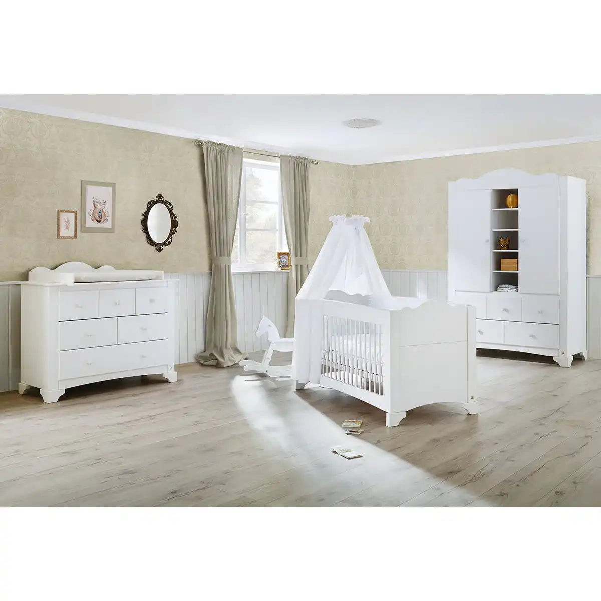 Baumschule 'Pino' breit groß
3-teilig: Kinderbett, breite Wickelkommode, großer Kleiderschrank - HomeDesign Knaus