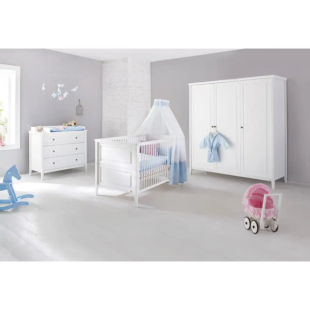 Baumschule 'Smilla' breit groß
3-teilig: Kinderbett, breite Wickelkommode, großer Kleiderschrank - HomeDesign Knaus