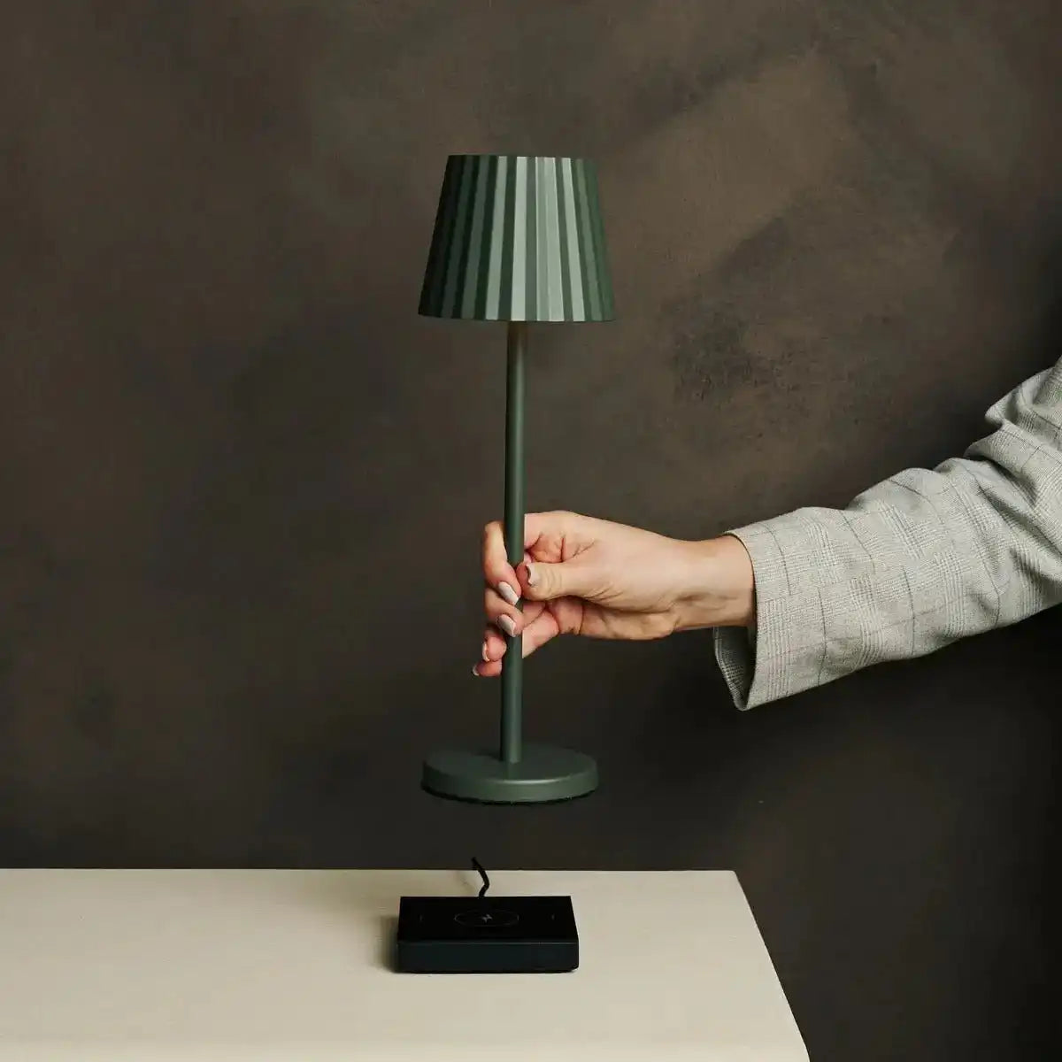 Combi Set Professional-4 x Maya Olive Green wiederaufladbare Tischlampen & 1 x Amstel Wireless Ladestation mit Qi-Technologie