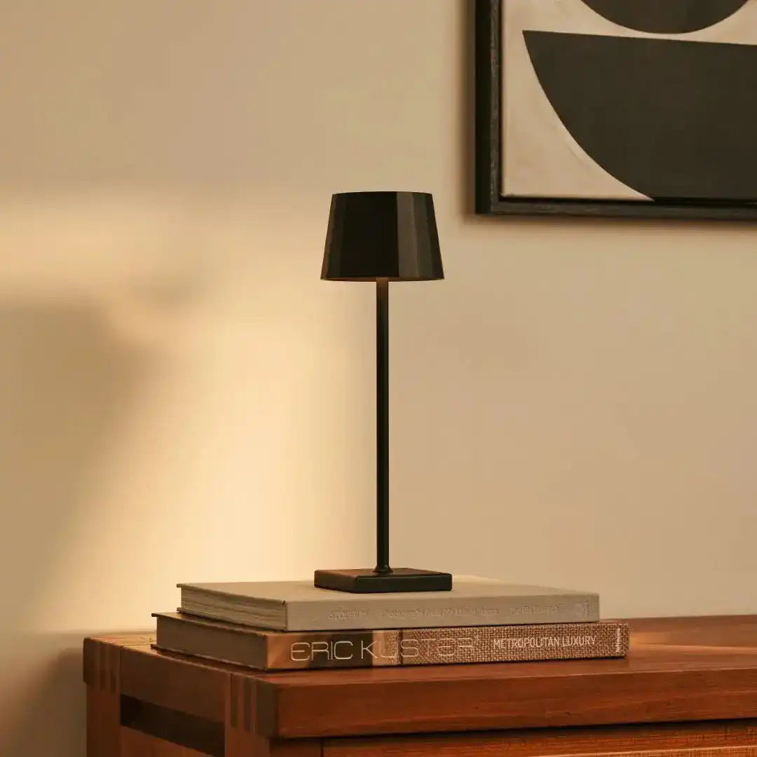 William Black wiederaufladbare Tischlampe aus Eisen – 120-Stunden-Akku, dimmbar, USB-C-Aufladung