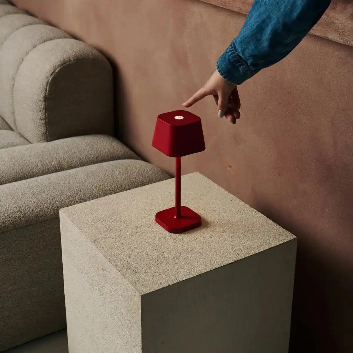 Ava Berry Red wiederaufladbare Tischlampe | Stilvoller, schnurloser Lampe und dimmbar