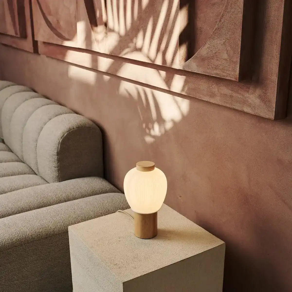 Los hellbraunes Holzlampe mit wunderschönem Glasschatten, warmes Lichtlampe und einzigartiges Design