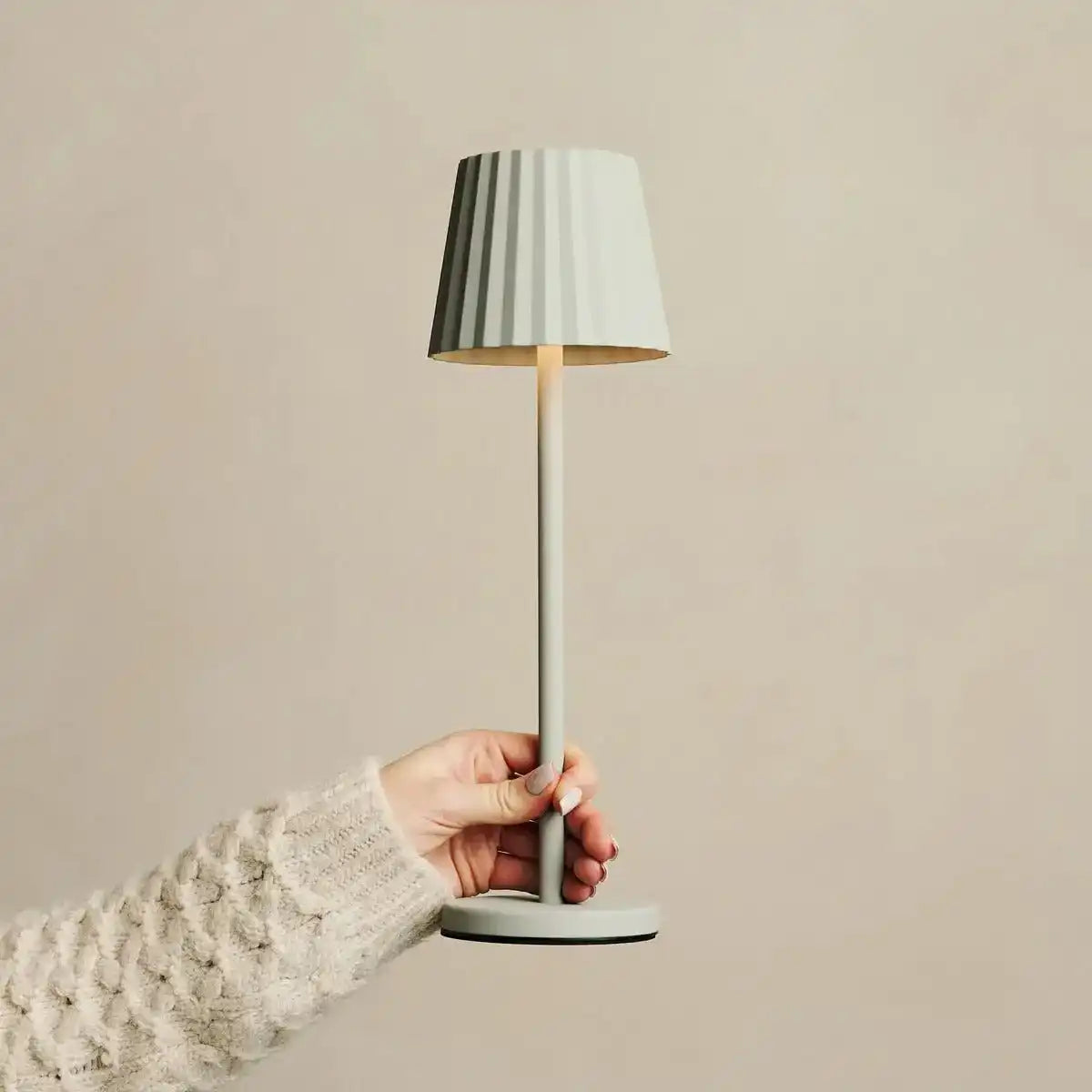 Combi Set Professional-4 x Maya Shadow Grey Brehargable Tischlampen & 1 x Amstel Wireless Ladestation mit Qi-Technologie