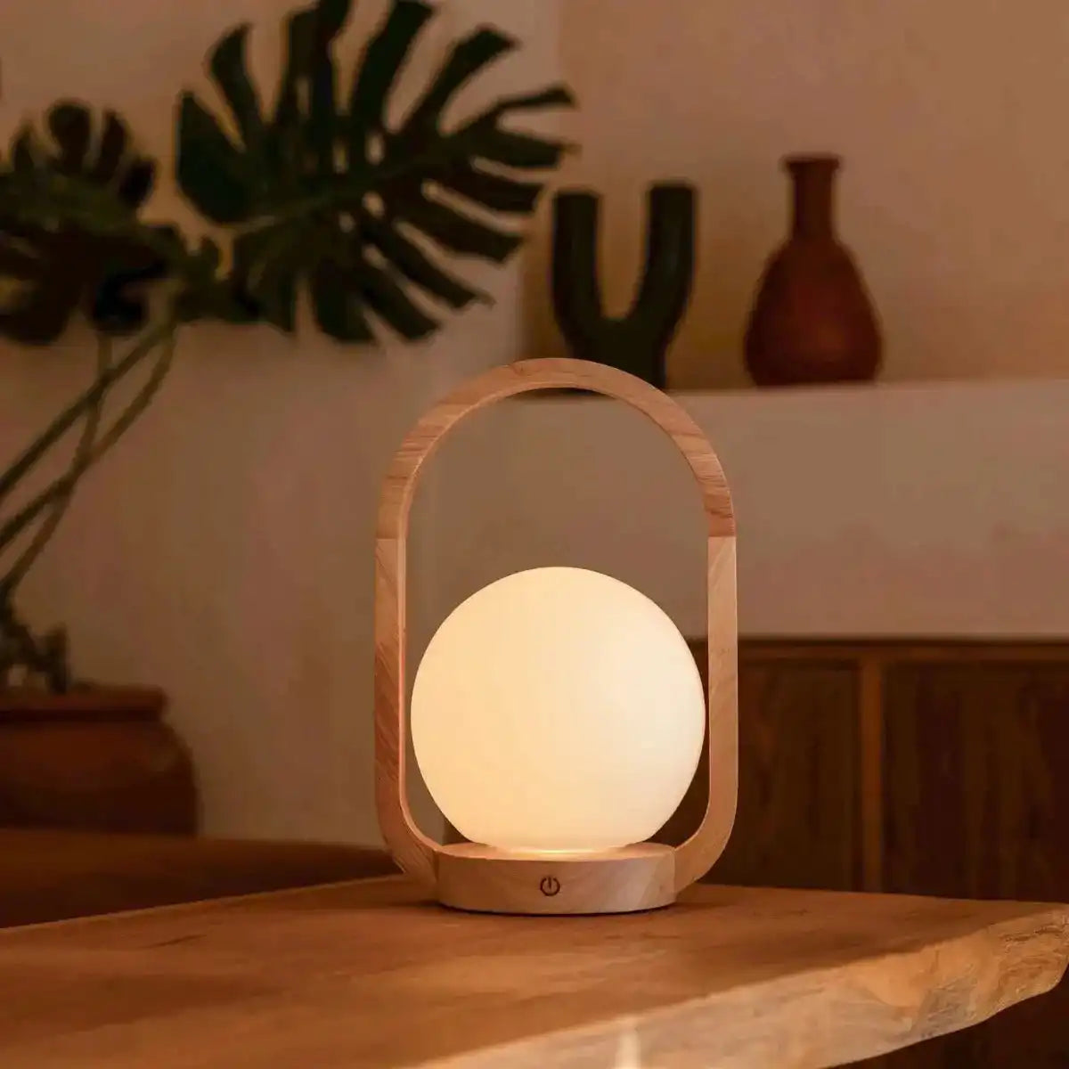 Skye Hellbraune kabellose Holzlampe | Wiederaufladbares und dimmbares Design