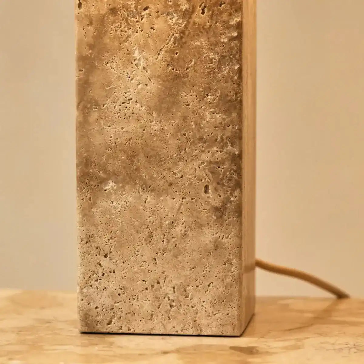 Rosie Travertinlampe – Eleganter Naturstein mit Baumwollschirm