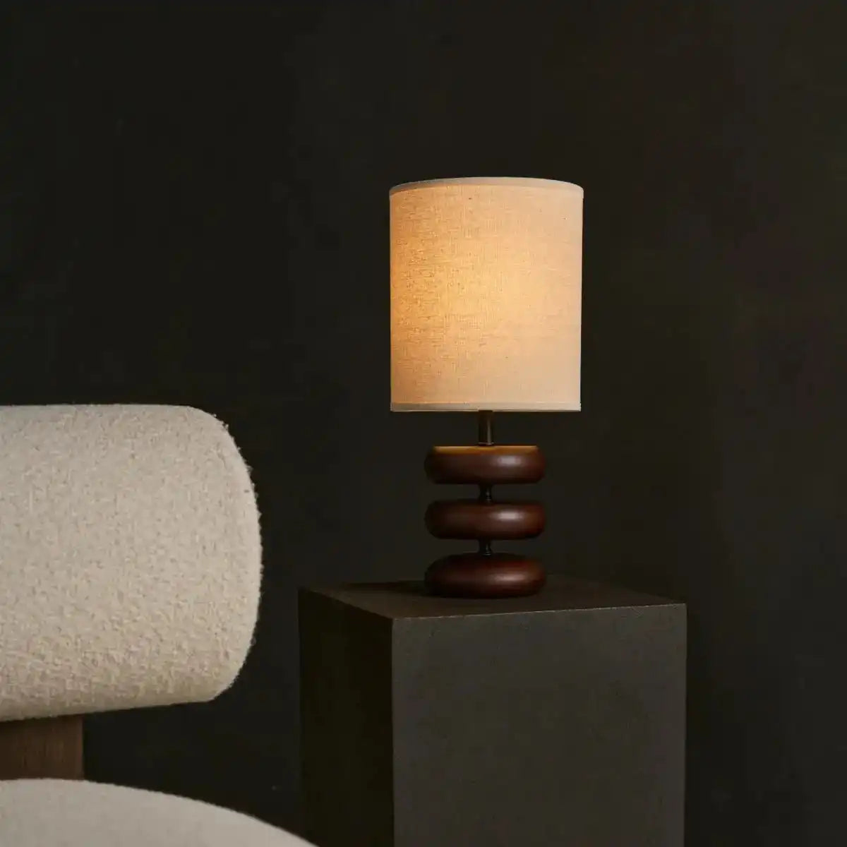 Lara dunkelbraune Holztischlampe mit cremefarbenem Leinenschatten - rustikaler Hausbeleuchtung