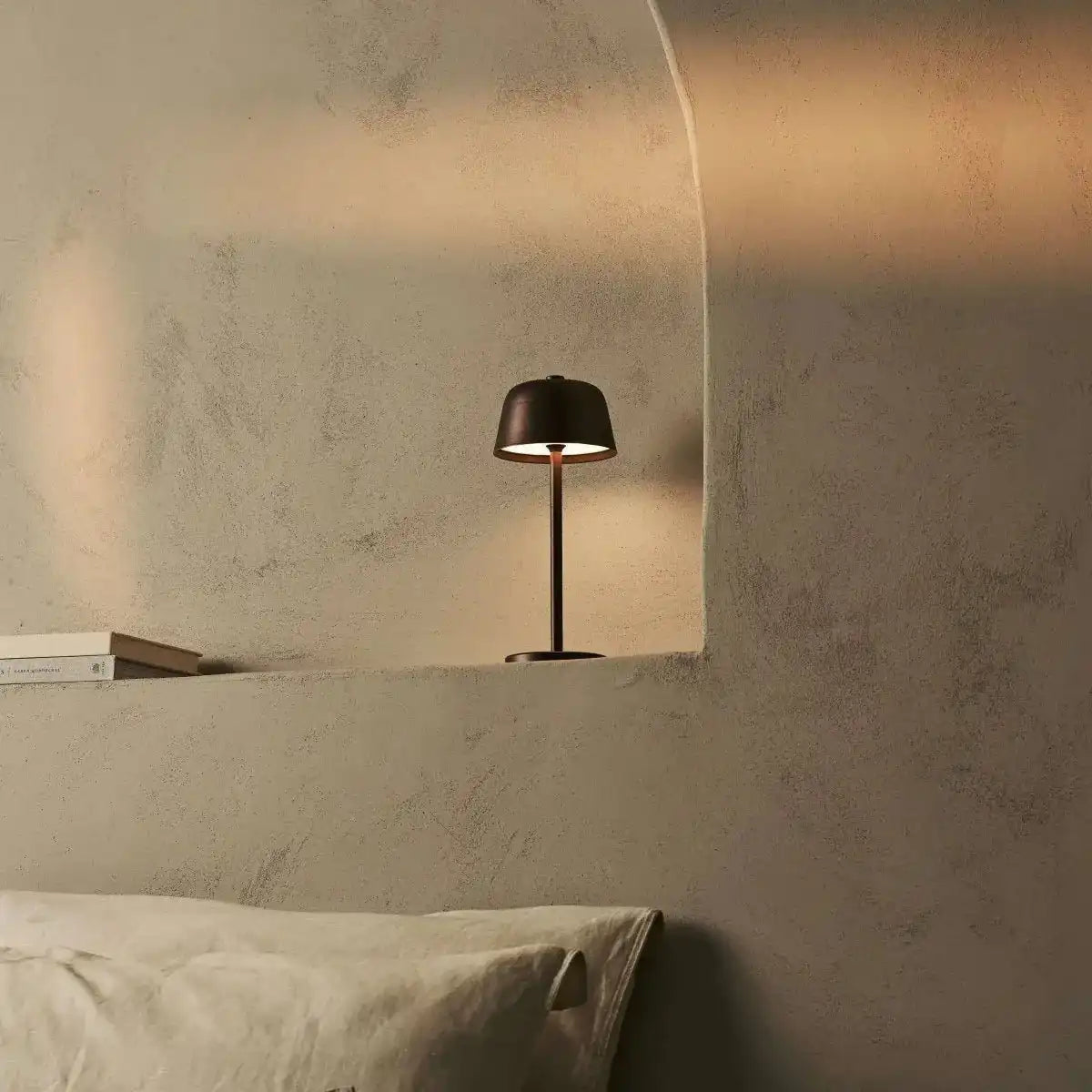 Anton Espresso Brown wiederaufladbare Tischlampe | Stilvolle und schnurlose Beleuchtung