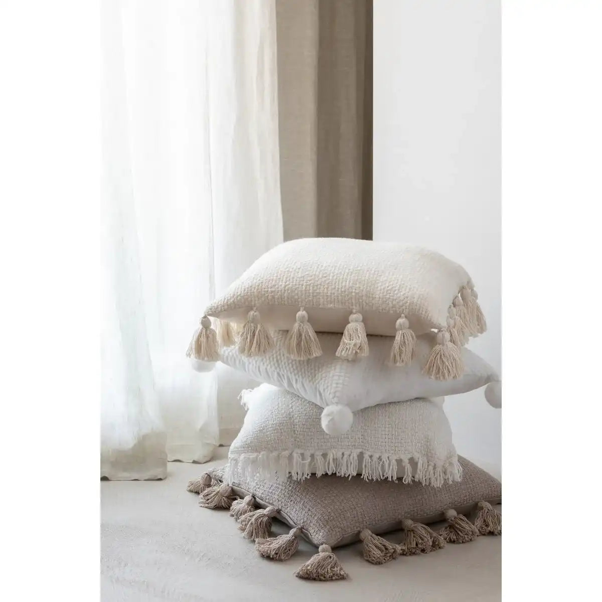 J-Line Kissen Weiche Pompons Polyester Weiß