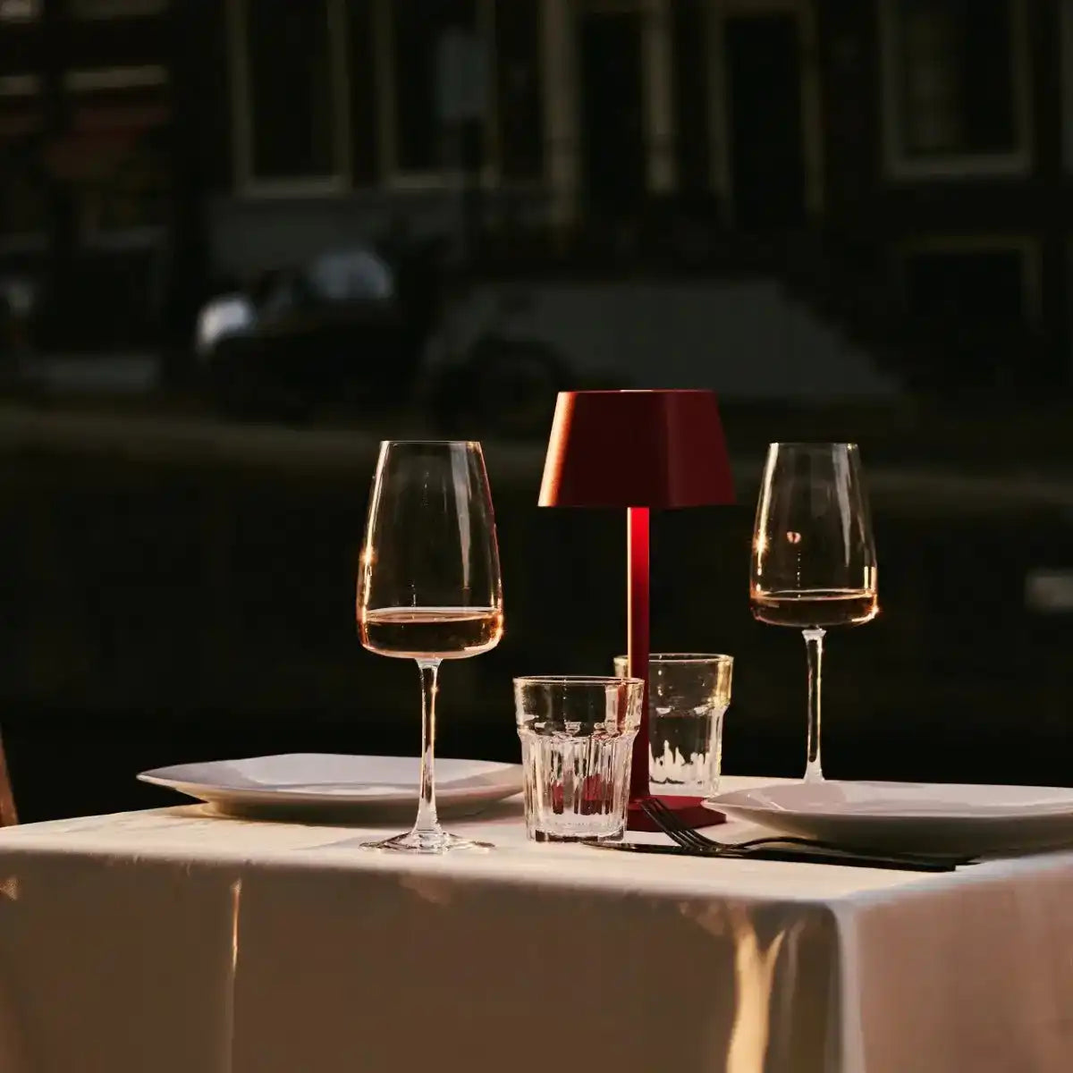 Ava Berry Red wiederaufladbare Tischlampe | Stilvoller, schnurloser Lampe und dimmbar