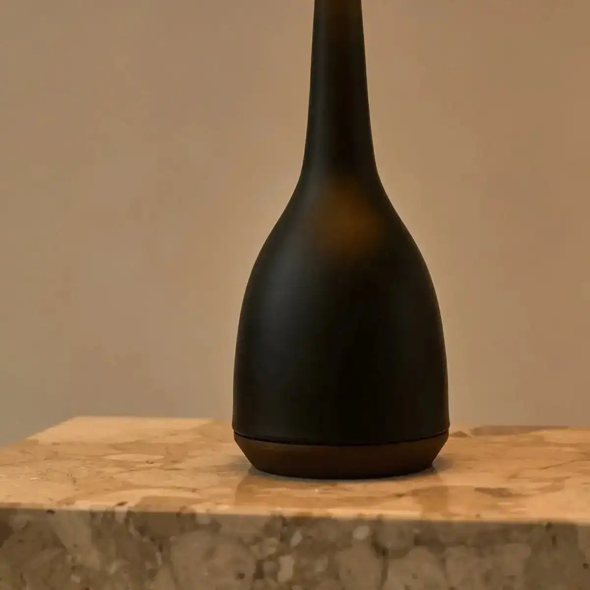 Jacob schwarze Lampe mit beigem Schirm – elegante und warme Beleuchtung
